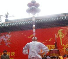 獨(dú)創(chuàng)絕技--舌轉(zhuǎn)足球